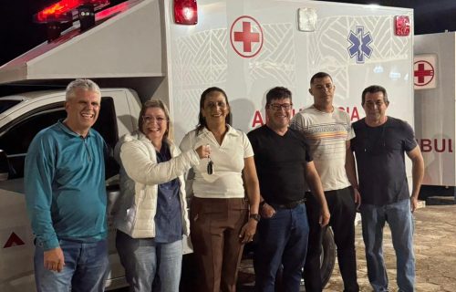 Deputada Ana Paula Junqueira Leão entrega primeira ambulância 4x4 da história de Minduri
