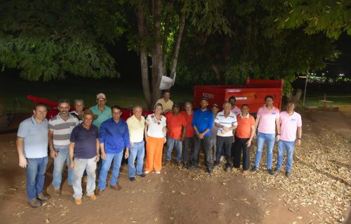 Deputada Ana Paula Leão entrega equipamentos agrícolas a produtores da região de Olhos d’Água (1)