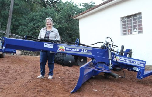 Deputada Ana Paula Leão entrega equipamentos agrícolas ao Conselho de Terra Branca
