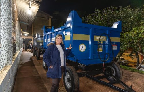 Deputada Ana Paula Leão entrega equipamentos agrícolas ao distrito de Martinésia, em Uberlândia (1)