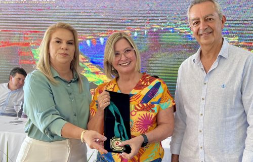 Em viagem a Araporã, deputada recebe homenagem e participa de posse da diretoria da Amvap 2024