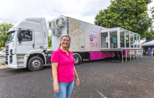 Mulheres participam do primeiro dia da carreta de prevenção ao câncer de mama em Uberlândia